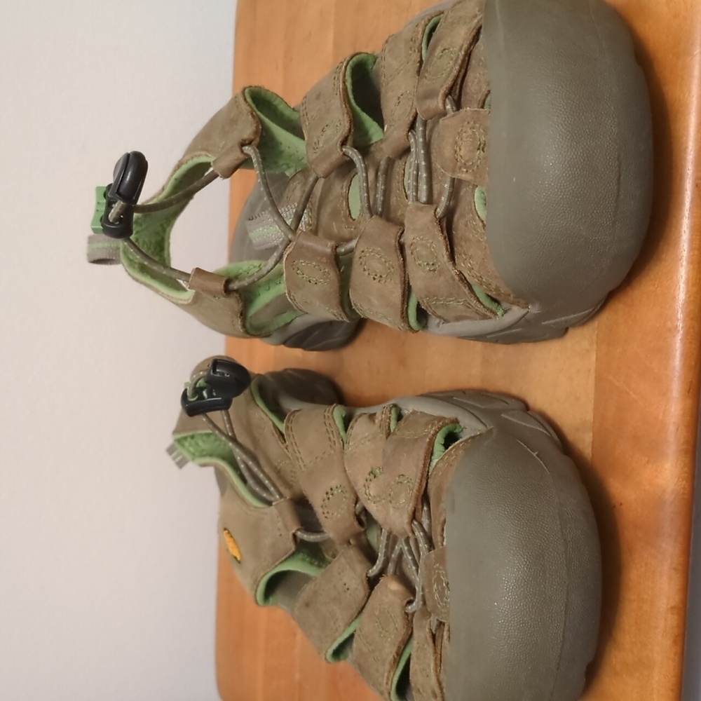 Keen Women's Closed Toe Waterproof Hiking Sandals size 9